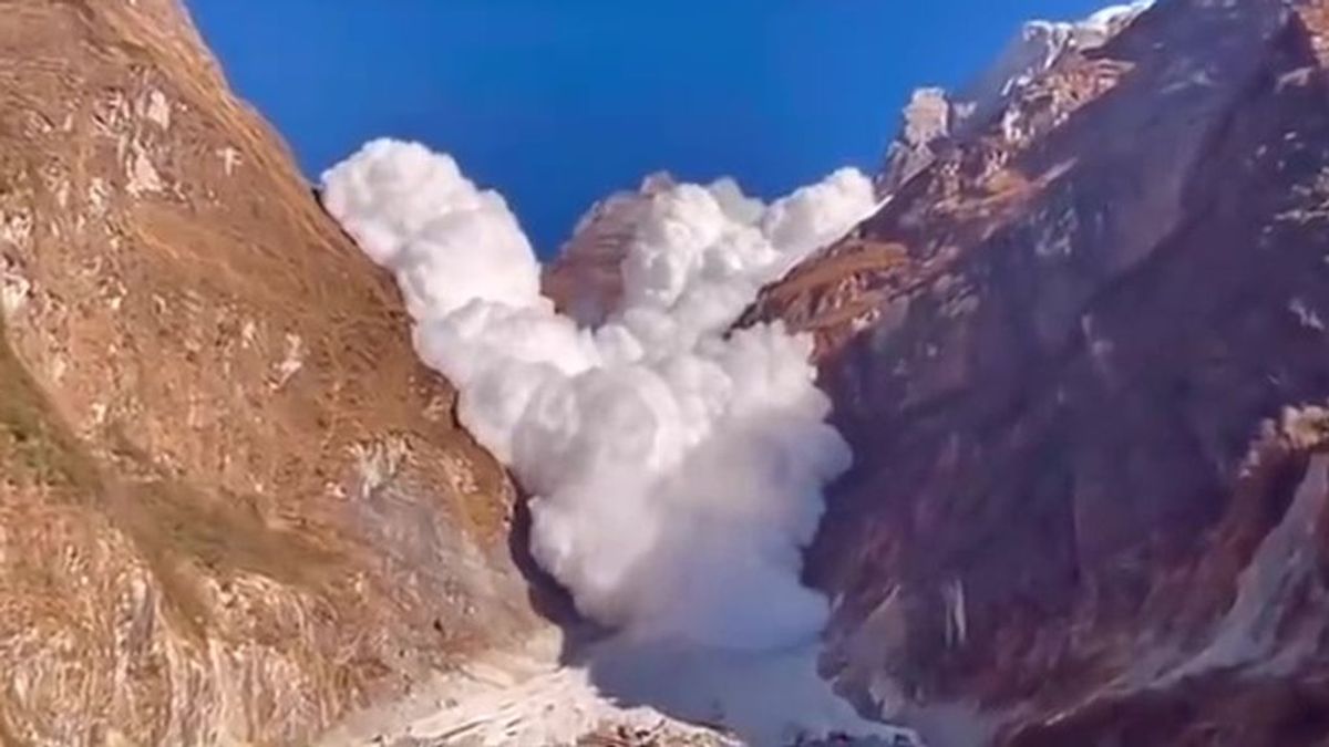 Avalancha de nubes: ¿cómo se explica este espectacular fenómeno grabado en Nepal?