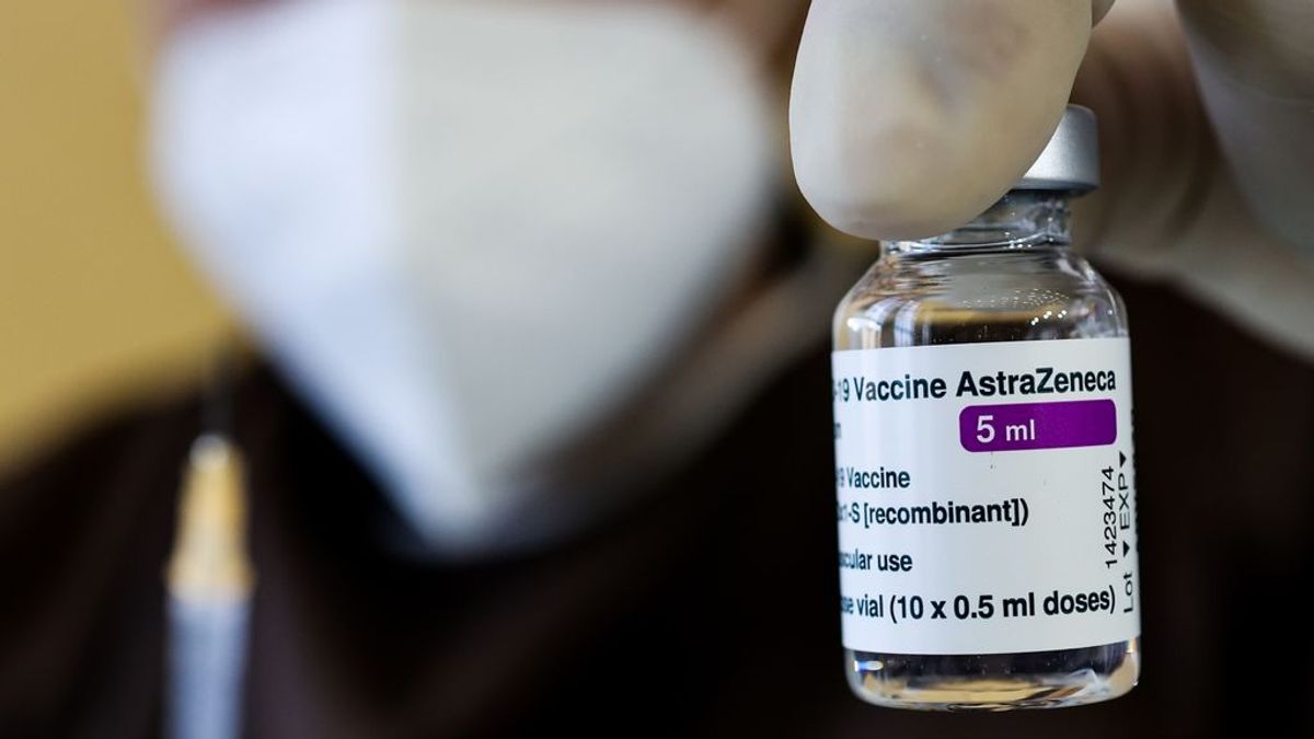 Los 7 síntomas de AstraZeneca por los que hay que pedir "atención médica inmediata" Los 7 síntomas de AstraZeneca por los que hay que pedir "atención médica inmediata"