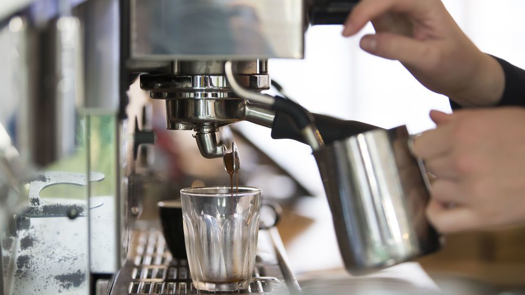 El guardia civil que arrestó a una camarera por "servir mal" un café largo y con hielo: "Me esposó contra la pared" El guardia civil que arrestó a una camarera por "servir mal" un café largo y con hielo: "Me esposó contra la pared"