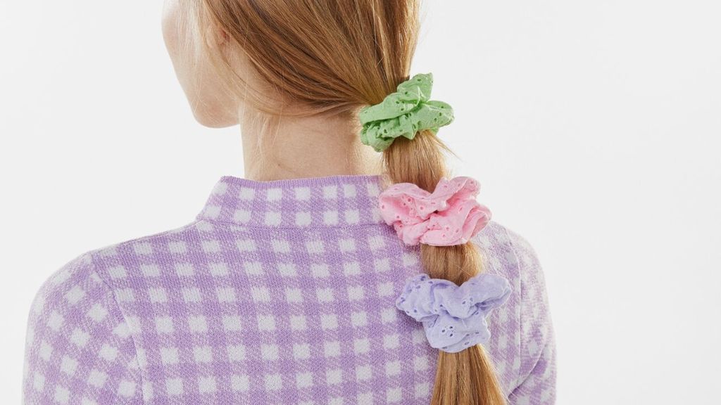 El coletero scrunchie que llevan las celebs y es tendencia esta primavera: todos los modelos y cómo llevarlos