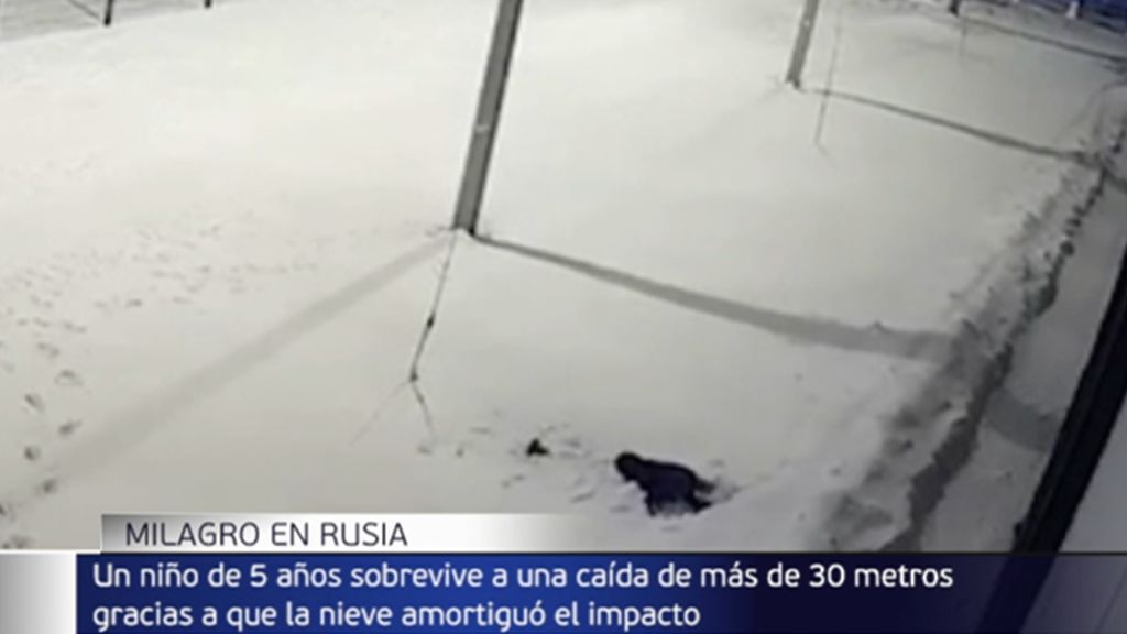 Un niño de 5 años sobrevive al caer desde el piso 12 de un edificio: la nieve amortiguó su caída