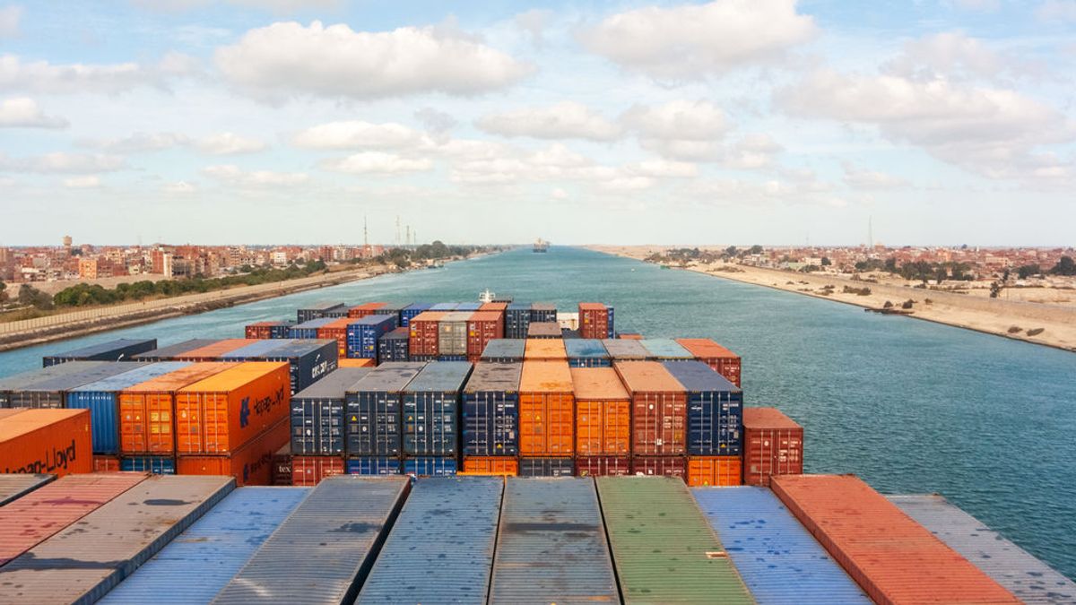 Suez, enlace y cuello de botella entre el Mediterráneo y el Mar Rojo Suez, enlace y cuello de botella entre el Mediterráneo y el Mar Rojo