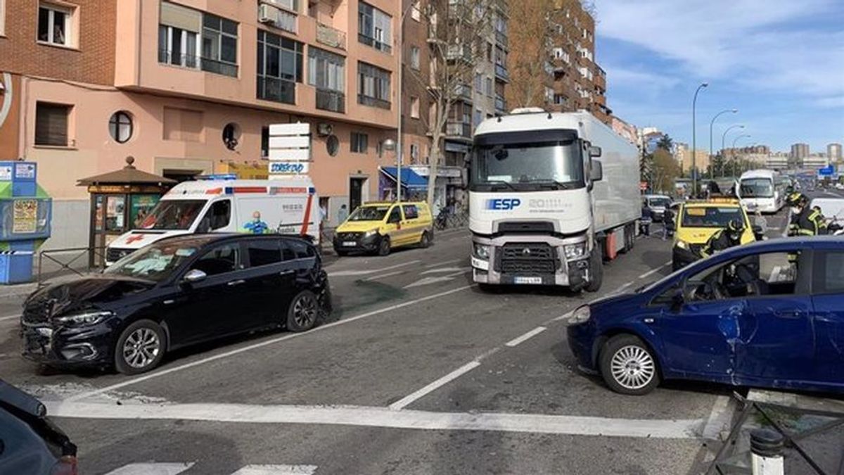 Diez heridos al arrollar un camión a siete vehículos en la glorieta Conde de Casal de Madrid