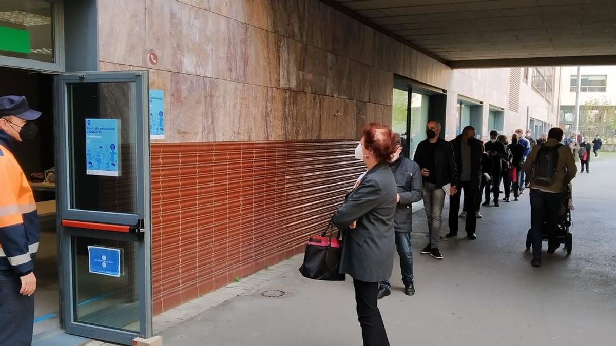 Largas colas de catalanes entre 60 y 65 años para vacunarse con AstraZeneca Largas colas de catalanes entre 60 y 65 años para vacunarse con AstraZeneca