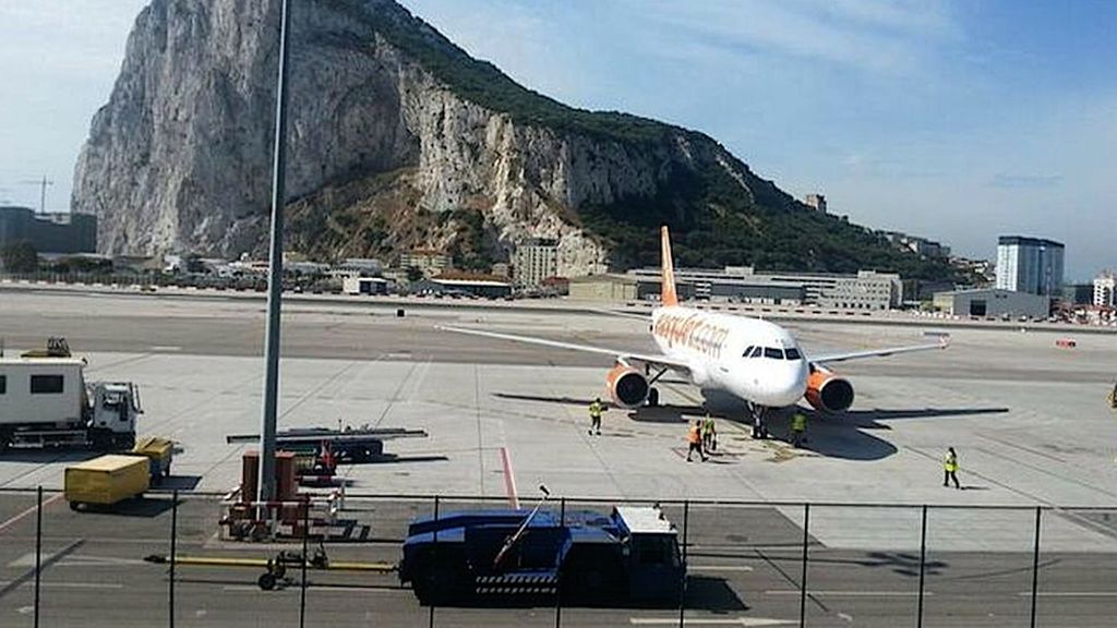 Un avión en el aeropuerto de Gibraltar