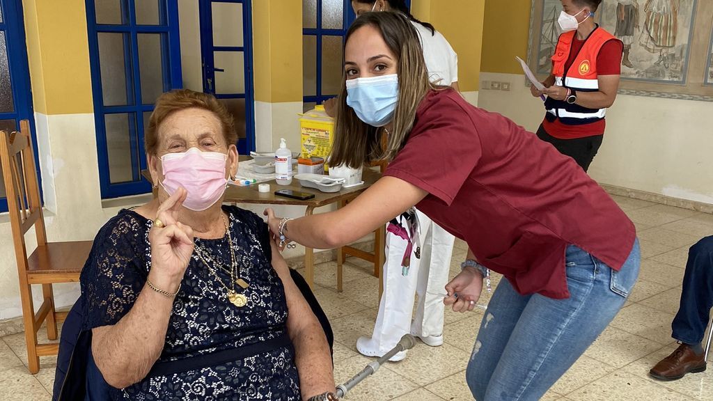 La enfermera que vacunó a su propia abuela: "Orgullosa de poder hacerlo yo"