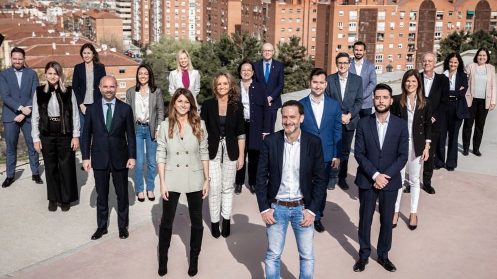 Edmundo Bal posa con los miembros de su candidatura al 4M