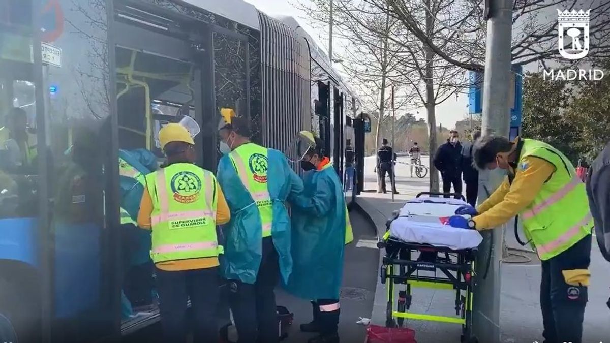 Detenido un hombre por apuñalar gravemente a una mujer un autobús de Madrid