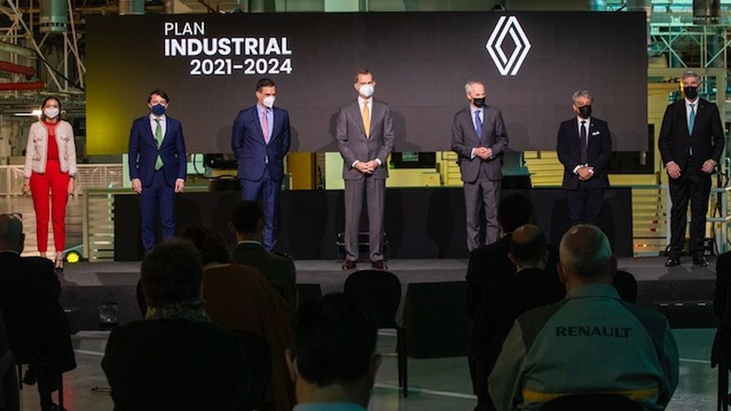 SU MAJESTAD CON LA CÚPULA DE RENAULT Y REPRESENTANTES DEL GOBIERNO DE ESPAÑA