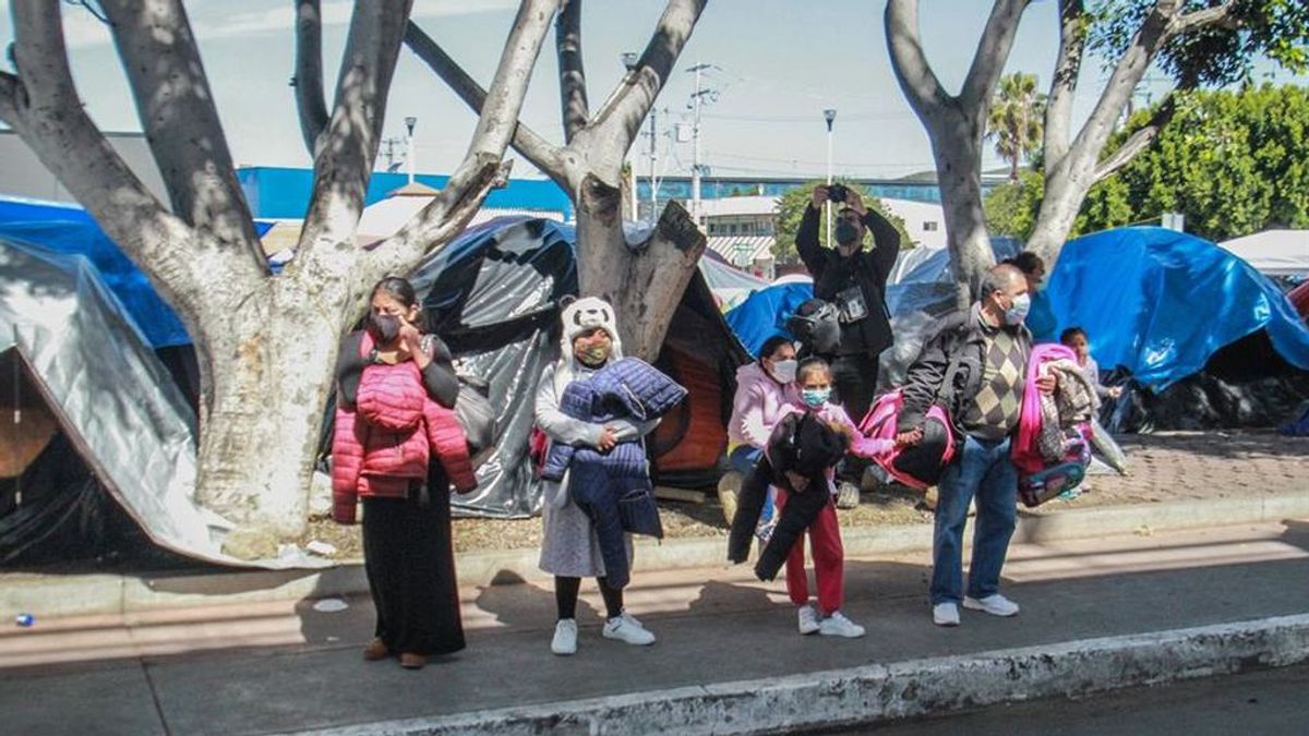 Un grupo de niños en un campamento en las inmediaciones del puerto fronterizo del Chaparral, en Tijuana.