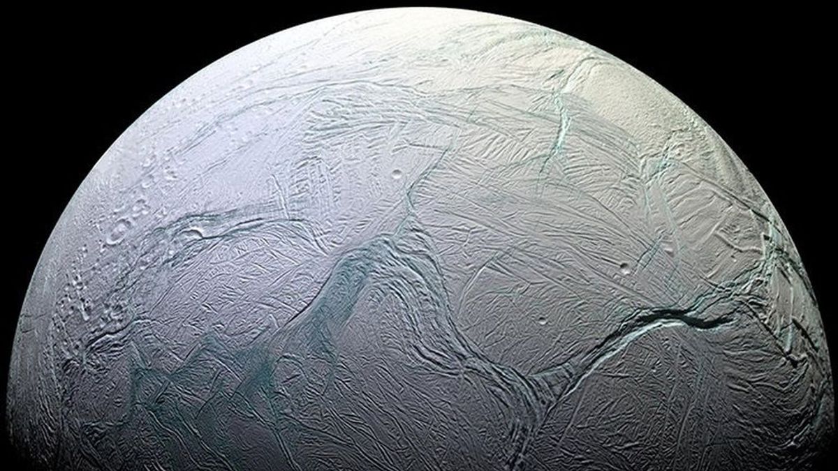 Encélado, uno de los satélites de Saturno, podría tener un importante parecido con la Tierra