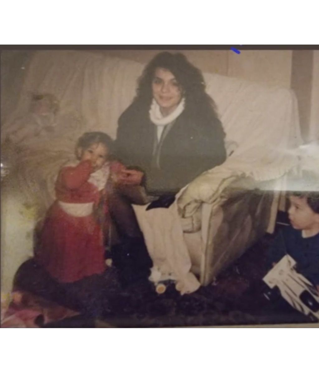 Los hermanos Casas recuperan fotos antiguas de su madre para felicitarla