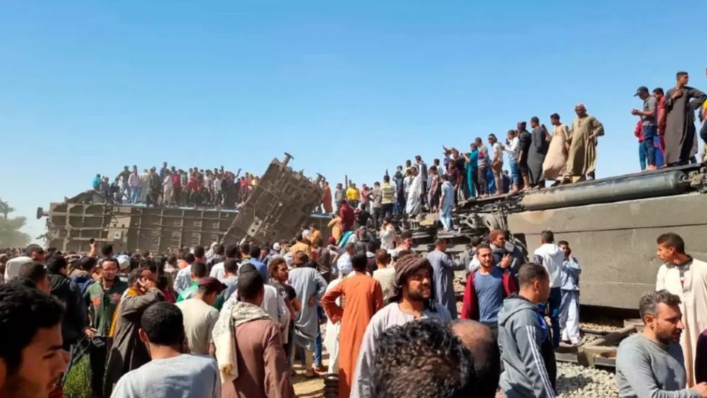 Las imágenes más duras del accidente de dos trenes en Egipto