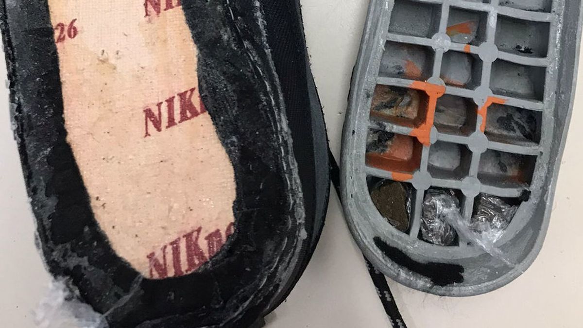 Zapatilla con sorpresa: encuentran droga en la suela de una deportiva dirigida a reclusos de la cárcel de Teixeiro Zapatilla con sorpresa: encuentran droga en la suela de una deportiva dirigida a reclusos de la cárcel de Teixeiro