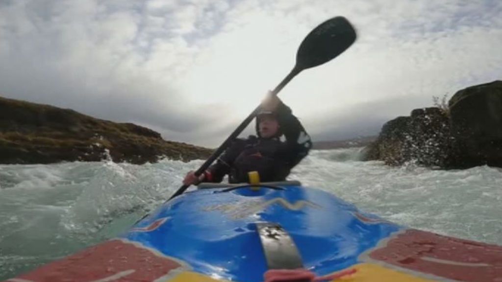 La kayakista Newman lucha contra las corrientes de Islandia