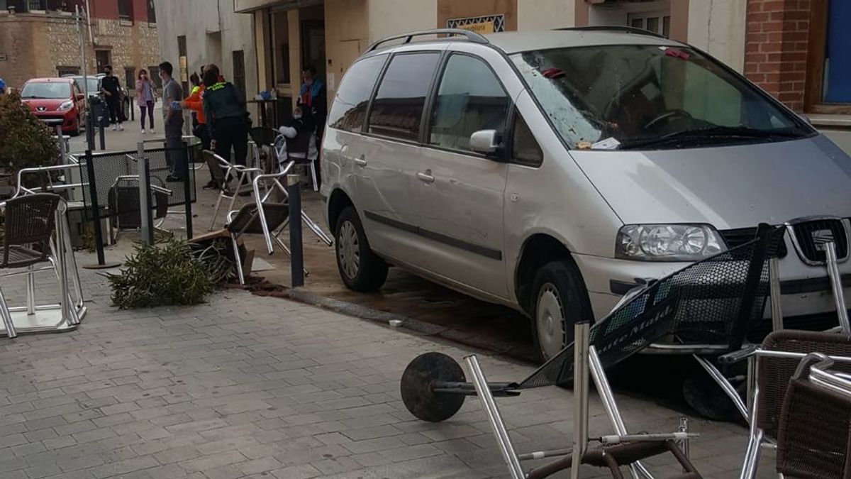 Arrolla con su coche varias terrazas en un pueblo de Guadalajara tras perder la custodia de sus hijos Arrolla con su coche varias terrazas en un pueblo de Guadalajara tras perder la custodia de sus hijos