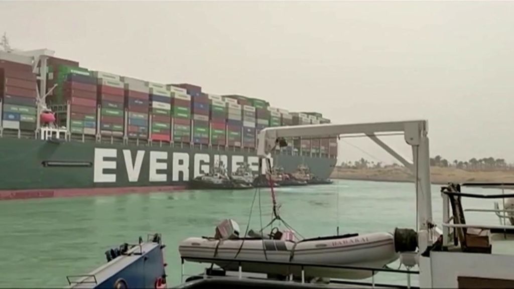 El atasco en el Canal de Suez podría provocar pérdidas multimillonarias en todo el mundo