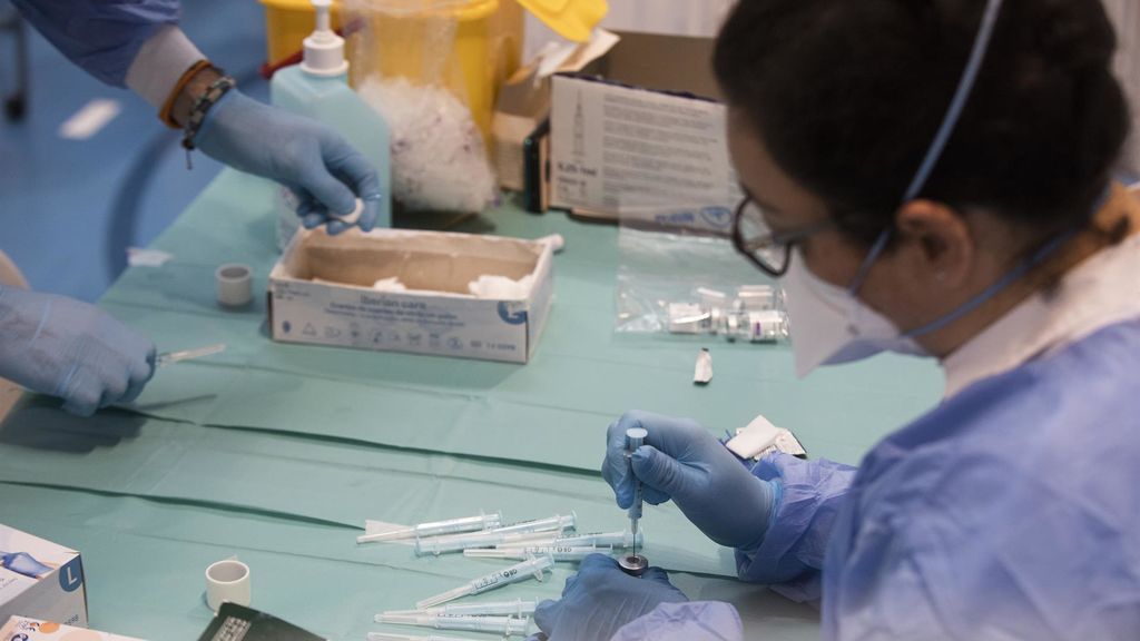 Andalucía suma la mayor cifra de contagios diarios del mes con 1.320 casos a las puertas de la Semana Santa Andalucía suma la mayor cifra de contagios diarios del mes con 1.320 casos a las puertas de la Semana Santa