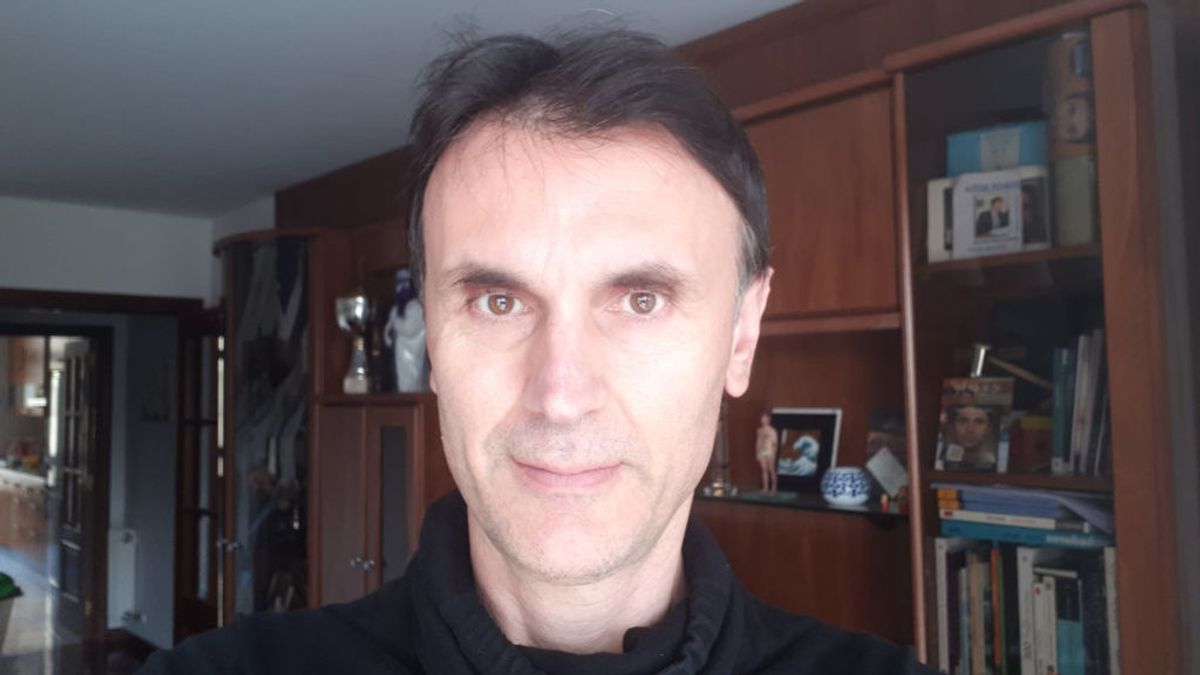 Jorge Mira, físico: "Es necesario cambiar la hora. Hay que llevar bermudas en verano y abrigo en invierno, por mucho que nos cueste el cambio de ropa” Jorge Mira, físico: "Es necesario cambiar la hora. Hay que llevar bermudas en verano y abrigo en invierno, por mucho que nos cueste el cambio de ropa”