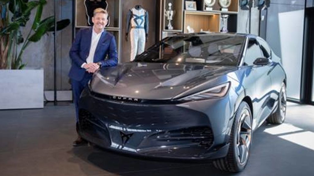 WAYNE GRIFFITHS, PRESIDENTE SEAT Y CUPRA, JUNTO AL PROTOTIPO DEL CUPRA TAVASCÁN