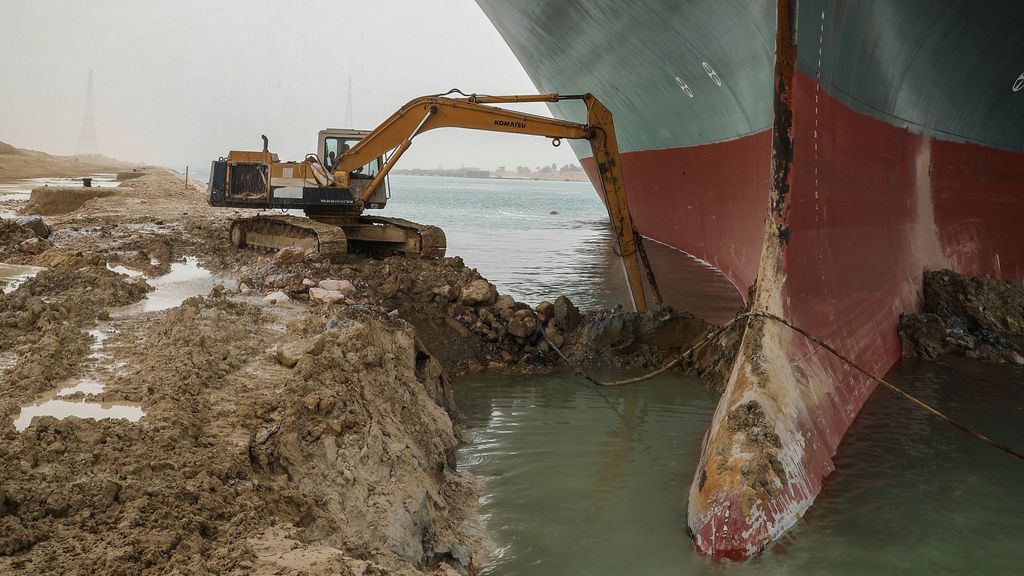 El reto de Egipto: sacar 3.000 camiones de arena para desbloquear el canal de Suez El reto de Egipto: sacar 3.000 camiones de arena para desbloquear el canal de Suez