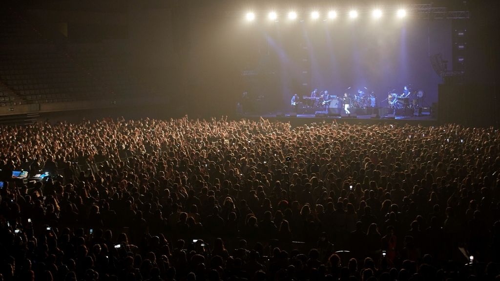 Love of Lesbian ofrece el primer concierto masivo en pandemia: 5000 personas se congregan en el palau Sant Jordi de Barcelona