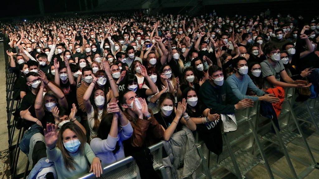 Love of Lesbian ofrece el primer concierto masivo en pandemia: 5000 personas se congregan en el palau Sant Jordi de Barcelona