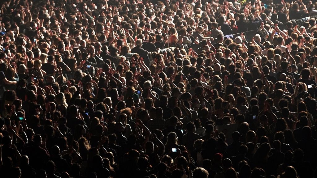Love of Lesbian ofrece el primer concierto masivo en pandemia: 5000 personas se congregan en el palau Sant Jordi de Barcelona