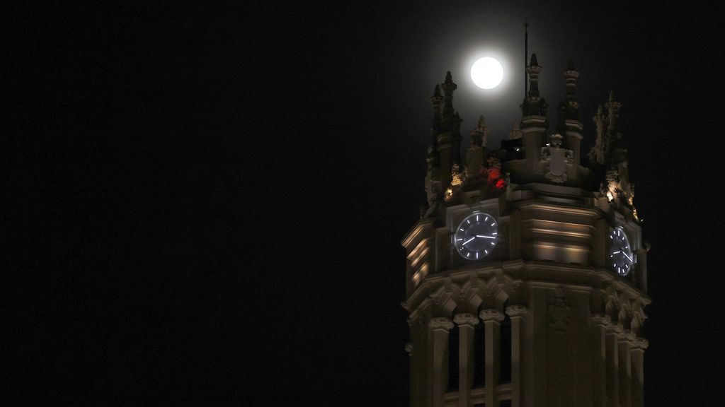 El Palacio de Cibeles en Madrid apaga sus luces durante la Hora del Planeta