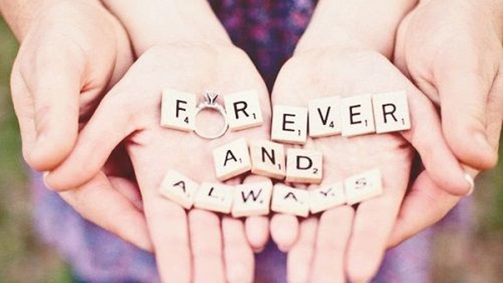 Anunciar tu boda será uno de los momentos más especiales: seis formas originales de hacerlo para sorprender a tu familia y amigos.