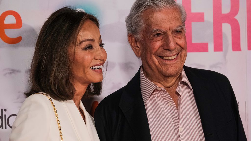 Mario Vargas Llosa, con Isabel Preysler, en una première de TVE