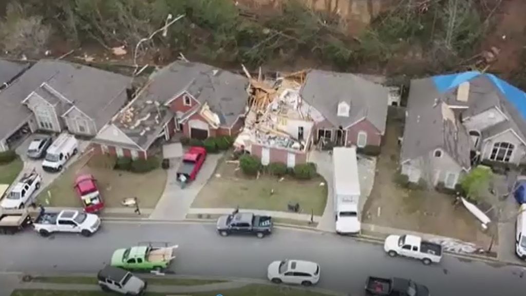 Un dron captura el rastro de destrucción causado por varios tornados en Alabama