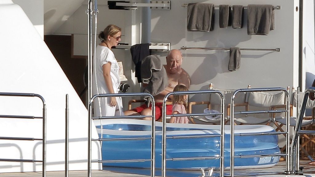 Amancio Ortega, en su barco con su familia