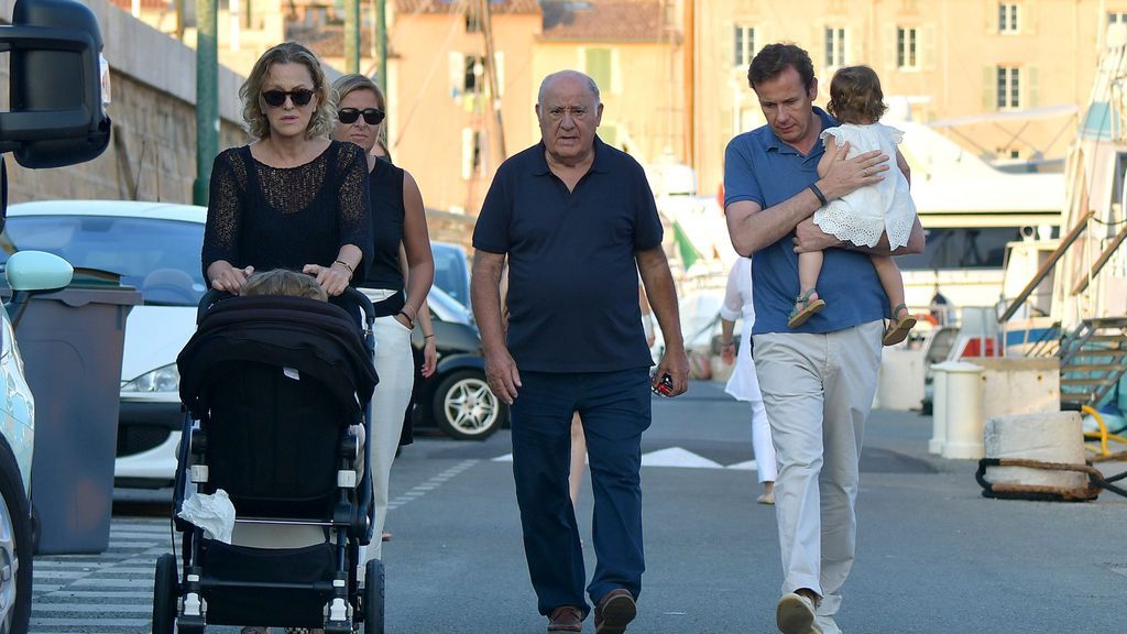 Amancio Ortega, con sus nietos