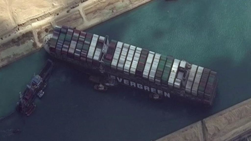 Comienza una operación extraordinaria de remolcado para desencallar al Ever Given del Canal de Suez