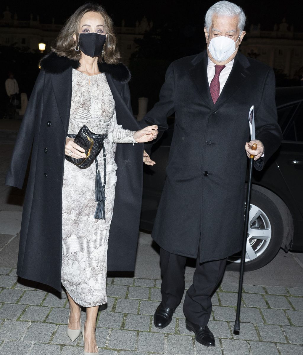 Mario Vargas Llosa, con Isabel Preysler, ayudado de su bastón