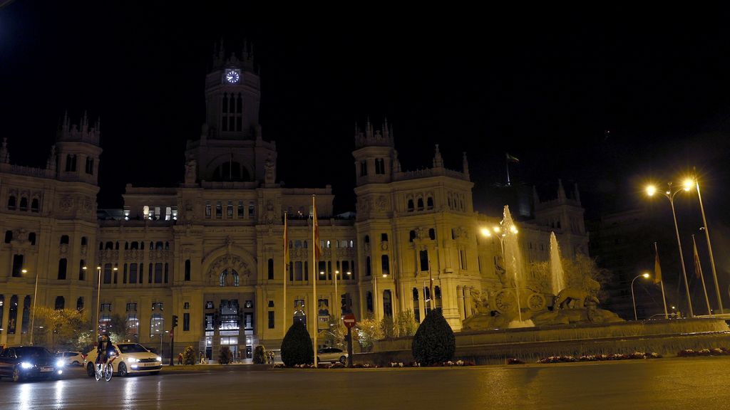 El palacio y la fuente de Cibeles en Madrid apagan sus luces durante la Hora del Planeta