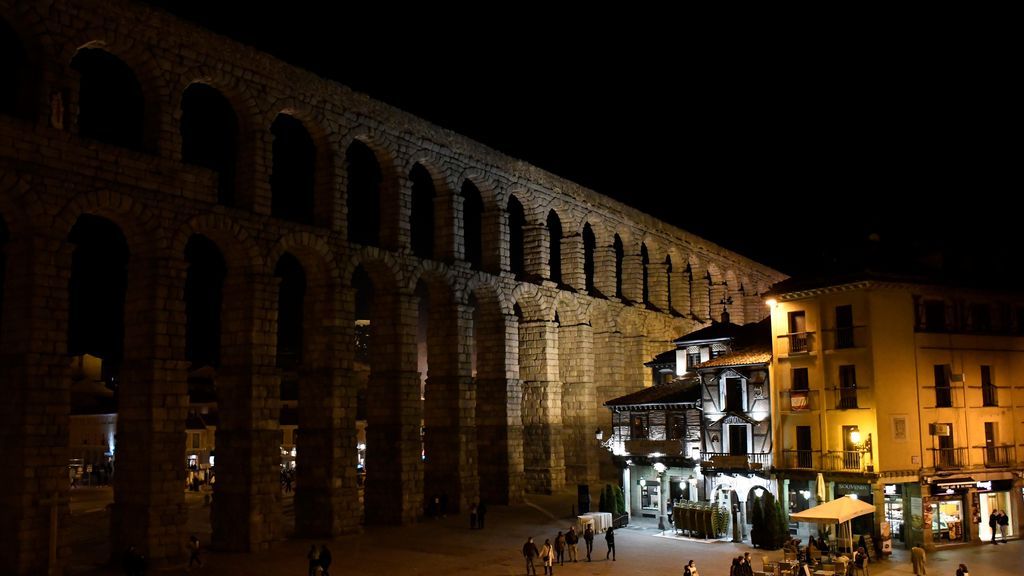 El acueducto de Segovia apaga sus luces para sumarse a la Hora del Planeta