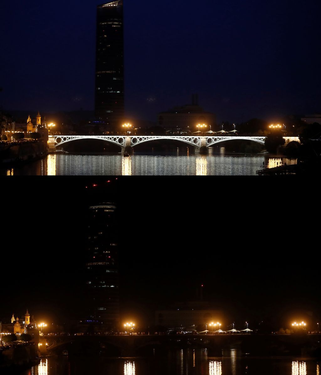 El Puente de Triana en Sevilla apaga sus luces durante la Hora del Planeta