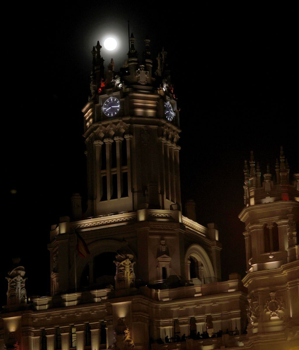 El palacio y la fuente de Cibeles en Madrid apagan sus luces durante la Hora del Planeta