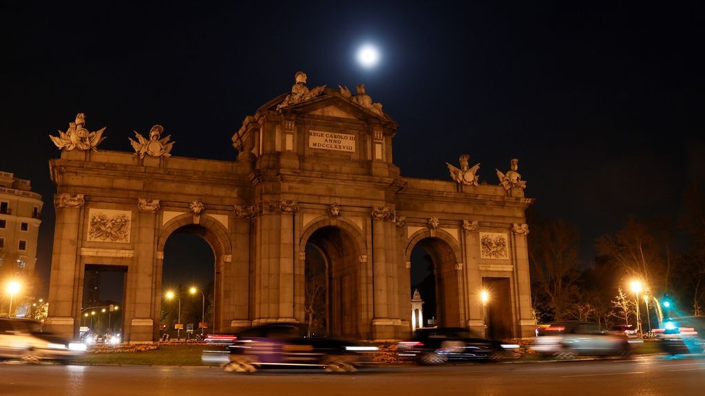 La Puerta de Alcalá en Madrid apaga sus luces durante la Hora del Planeta