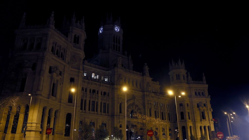 El palacio de Cibeles en Madrid apagan sus luces durante la Hora del Planeta