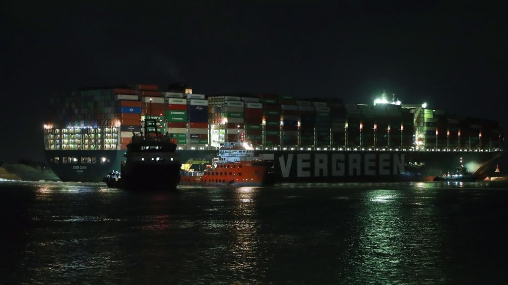 Fracasan otra vez los trabajos de liberación del buque que bloquea el Canal de Suez: "No lo conseguimos"