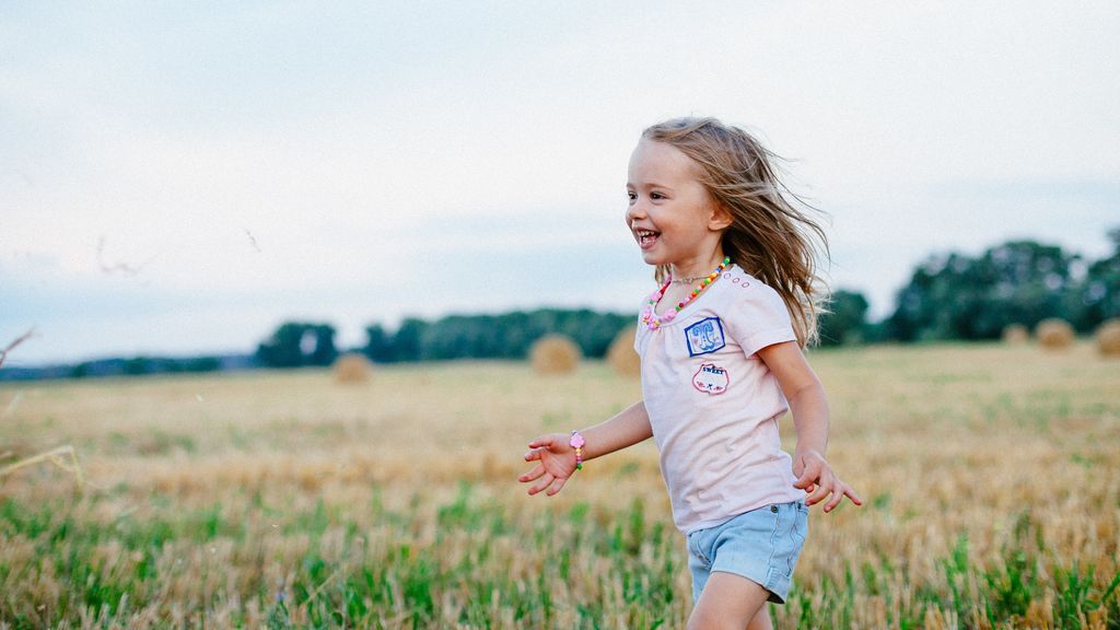 NIÑA.CAMPO.PEXELS