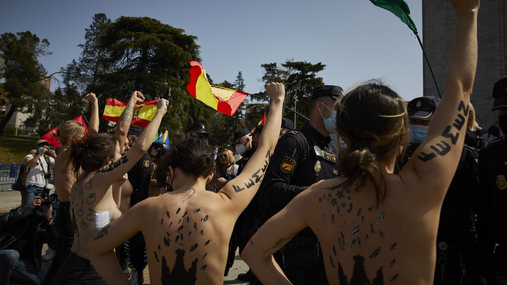 Franquistas y activistas de Femen se enfrentan en un acto en recuerdo de la toma de Madrid por Franco Franquistas y activistas de Femen se enfrentan en un acto en recuerdo de la toma de Madrid por Franco