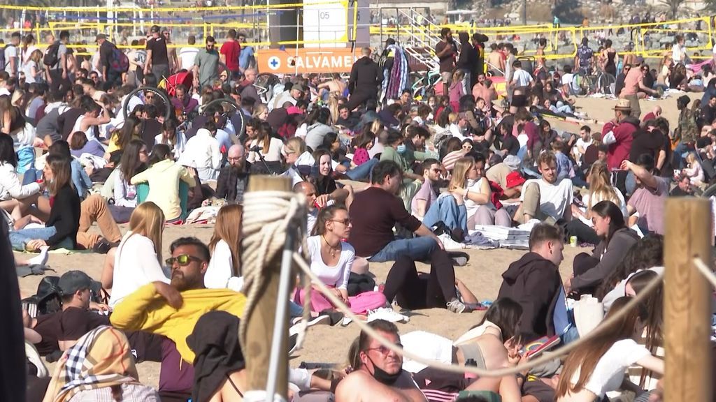 Aglomeraciones en las playas de Barcelona