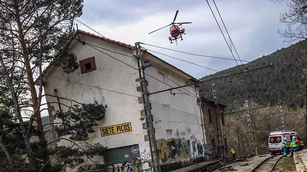 Un menor cae desde 5 metros de altura tras electrocutarse con la catenaria de un tren en Cercedilla Un menor cae desde 5 metros de altura tras electrocutarse con la catenaria de un tren en Cercedilla