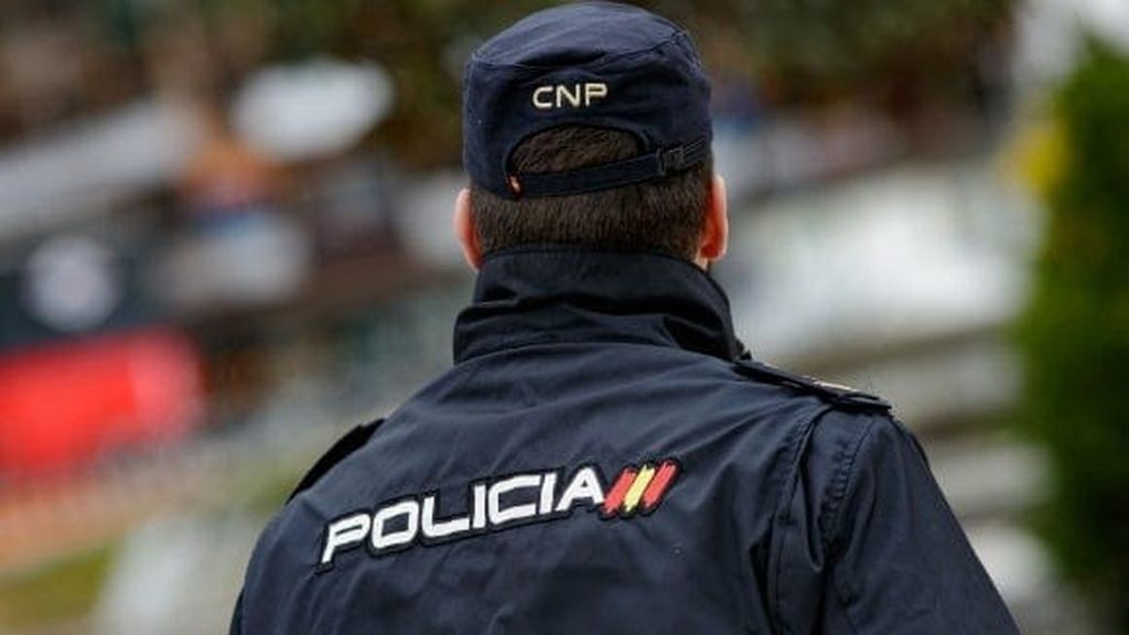 Abren expediente a dos policías por su violenta actuación al reducir a una mujer en Benidorm Abren expediente a dos policías por su violenta actuación al reducir a una mujer en Benidorm