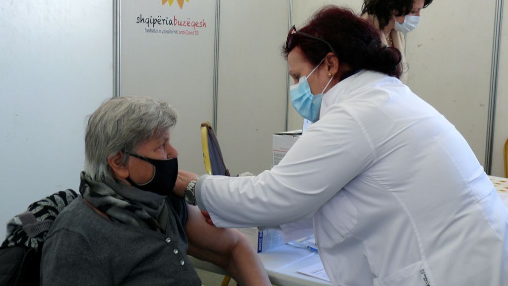 Una mujer recibe la primera dosis de la vacuna contra la covid