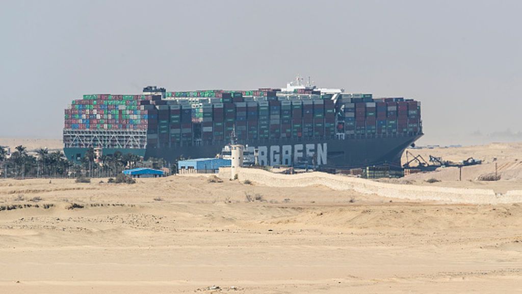 Consiguen liberar el buque 'Ever Given' que bloqueaba el Canal de Suez Consiguen liberar el buque 'Ever Given' que bloqueaba el Canal de Suez